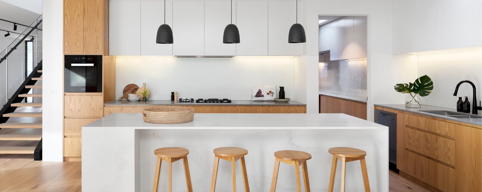 Pourquoi choisir une cuisine factice pour valoriser votre bien immobilier ?